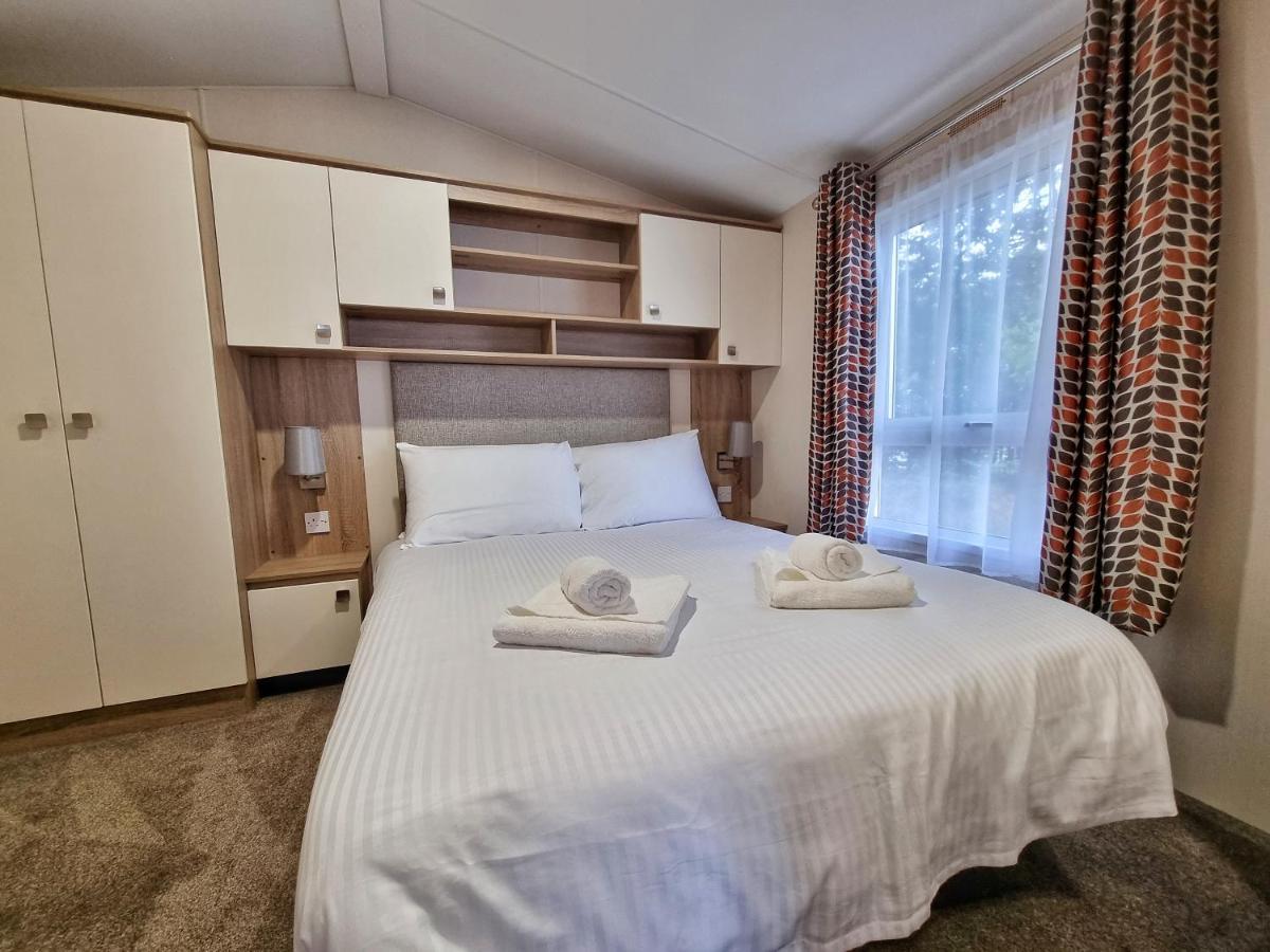 Rosefinch Sleeps 2 Persons-Private Hot Tub-Tranquil Holiday Away From It All Yet Not Far From St Austell- The Holiday Home Has One Bedroom, Living And Dining Area, Equipped Kitchen-Decking-Outdoor Furniture-Fishing Lakes-Non Pet Unit Exterior foto