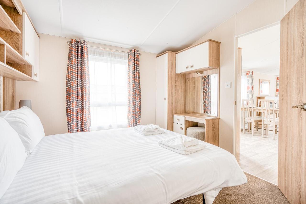 Rosefinch Sleeps 2 Persons-Private Hot Tub-Tranquil Holiday Away From It All Yet Not Far From St Austell- The Holiday Home Has One Bedroom, Living And Dining Area, Equipped Kitchen-Decking-Outdoor Furniture-Fishing Lakes-Non Pet Unit Exterior foto